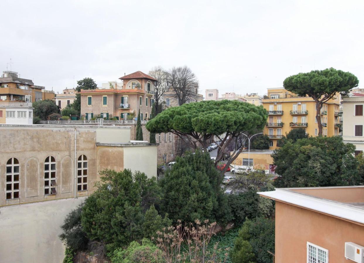 In The Clouds Over Trastevere, Penthouse * Rom